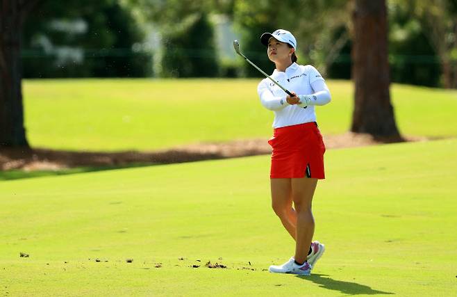 마지막 날 빨간 치마를 입고 경기에 나온 김세영이 1번홀에서 그린을 향해 어프로치 샷을 하고 있다. (사진=AFPBBNews)