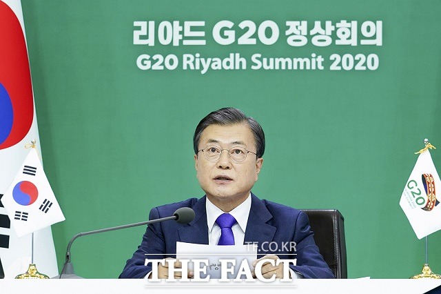 문재인 대통령이 22일 청와대에서 2020년 G20 화상 정상회의(2일차)에 참석해 제2세션의 주제인 '포용적·지속가능·복원력 있는 미래'와 관련 의제 발언을 하고 있다. /청와대 제공