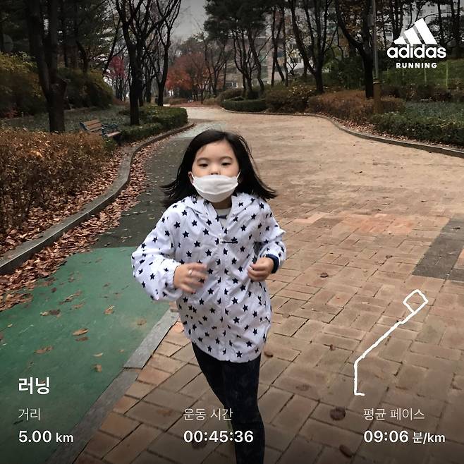 아버지, 오빠와 함께 Virtual 춘천마라톤 10㎞ 부문에 참가한 초등학교 1학년 김근아양이 성남시 분당 아파트 단지 산책로를 달리고 있다. GPS 러닝 앱 기록 화면 /김광림씨 제공