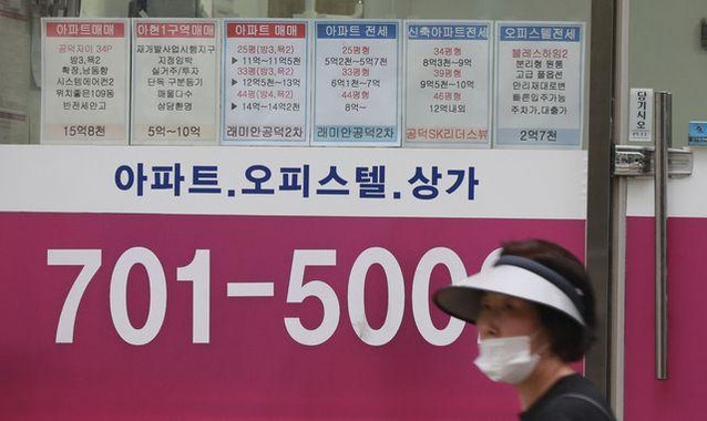 시세 정보가 붙은 서울 마포구 한 공인중개사무소. /유한빛