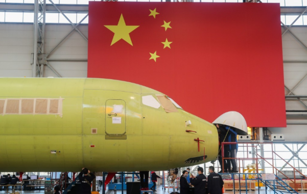 중국 상하이에서 직원들이 중국상용항공기공사(COMAC)의 제트 여객기 ARJ21를 점검하고 있다. /신화=연합뉴스