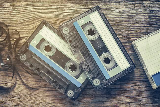 CD와 MP3플레이어가 등장하기 전, 사람들은 빈 카세트테이프에 직접 음악을 한 곡 한 곡 녹음해 채웠다.