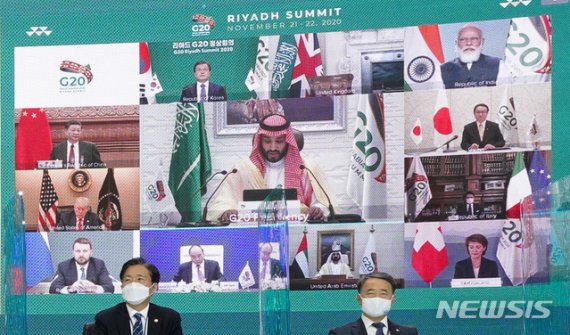 화상을 통해 보이는 문재인 대통령을 비롯한 각국 정상들이 22일 청와대에서 2020년 G20 화상 정상회의(2일차)에 참석해 무함마드 빈 살만 사우디아라비아 왕세자의 발언을 듣고 있다.