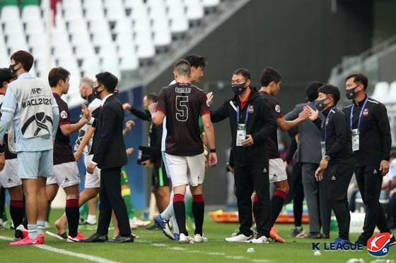 이원준 서울 감독대행이 21일 베이징 궈안전 패배 후 선수들을 격려하고 있다. 한국프로축구연맹