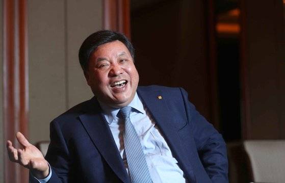 서정진 셀트리온 회장이 20일 서울 소공동 롯데호텔에서 중앙일보와 인터뷰를 하고 있다. 김상선 기자