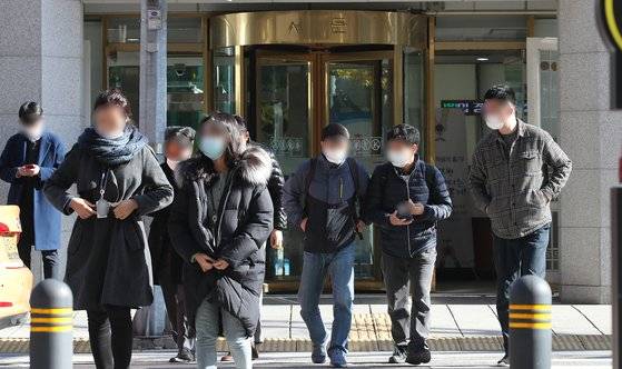 23일 서울 세종로 정부서울청사에서 공무원들이 점심을 먹기 위해 나서고 있다. 뉴스1