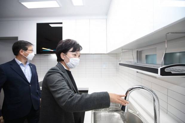 김현미 국토교통부 장관이 22일 오후 서울 은평구 대조동 한국토지주택공사(LH) 매입임대주택 현장을 방문해 둘러보고 있다.  정부는 2022년까지 총 11만4000호의 주택을 공급해 주택·전월세 시장의 안정화를 유도할 방침이다. / 사진=뉴스1