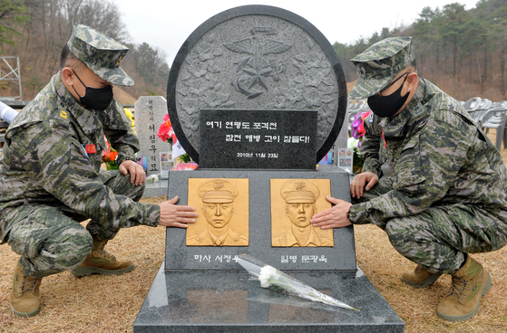 Marine Corps servicemen pay respects on Sunday at a memorial to the two marines who died during the North Koreans' shelling of Yeonpyeong Island in 2010. Monday marked the 10th anniversary of the incident. [KIM SUNG-TAE]