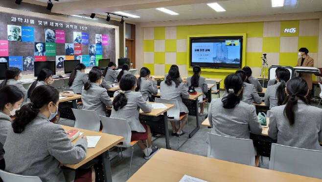 지난 20일 전남여자상업고등학교에서 사립학교교직원연금공단이 TP금융지식나눔 활동을 하고 있다.