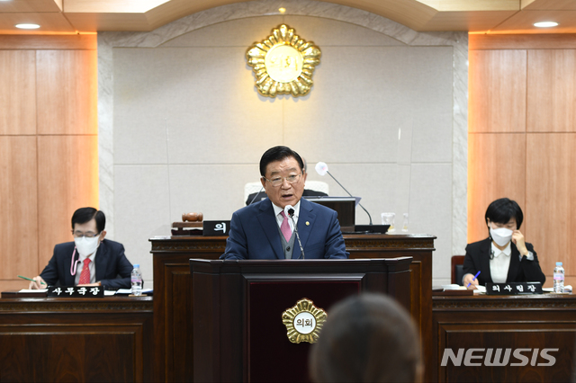 [홍성=뉴시스]김석환 홍성군수가 홍성군의회에서 2021년도 군정 운영방향을 설명하고 있다.