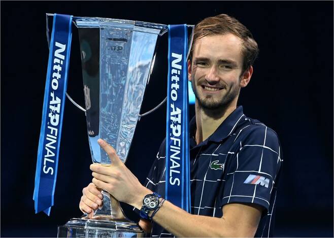 메드베데프가 23일(한국 시간) ATP 투어 파이널스 단식에서 정상에 오른 뒤 우승컵을 들고 기뻐하고 있다.(사진=연합뉴스)