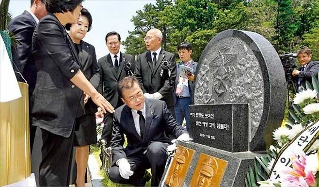 2018년 현충일 연평도 포격전 전사자 묘역을 찾은 문재인 대통령과 김정숙 여사
