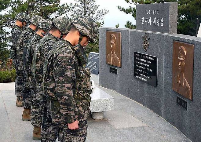 연평도 평화공원에 조성된 '연평도 포격전' 전사자 위령탑