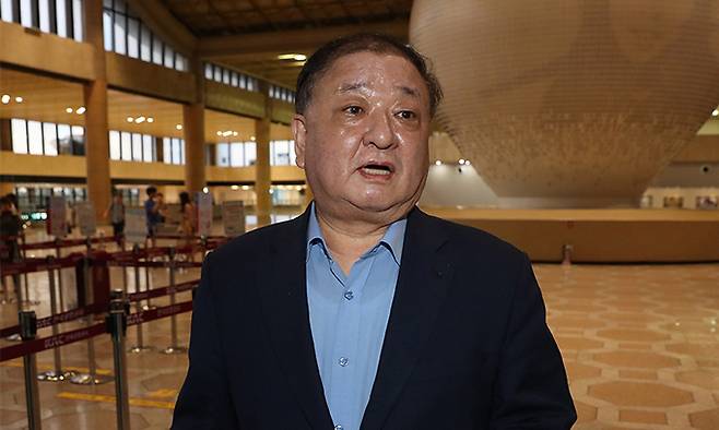 문재인 대통령은 23일 주일대사에 더불어민주당 강창일 전 의원을 내정했다. 사진은 지난해 국회 방일단으로 일본으로 출국하는 강 전 의원. 연합뉴스