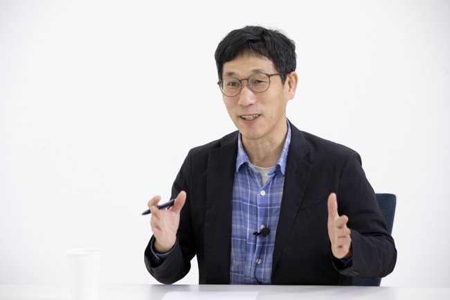 진중권 전 동양대 교수는 연일 정권에 쓴 소리를 하며 사회참여 지식인의 역할을 하고 있다. 이에 대해 여당의 상근부대변인이 10월 13일 “예형의 길을 가고자 한다면 그리하십시오”라고 해 논란을 일으켰다. 예형은 ‘삼국지연의’에서 입바른 소리를 하다가 처형당한 지식인이다. 사진은 진 전 교수가 10월 15일 서울 서대문구 동아일보 충정로사옥에서 진행된 김종인 국민의힘 비상대책위원장과의 대담에 참석한 모습. [박해윤 기자]