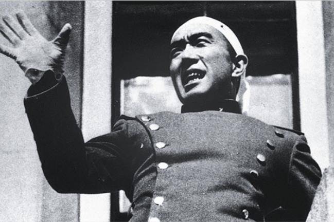 1970년 11월 25일 미시마 유키오가 일본 자위대원들을 상대로 연설하고 있다. 그는 연설을 마친 뒤 '천황 폐하 만세'를 외치고 할복자살했다. [출처 위키피디아]
