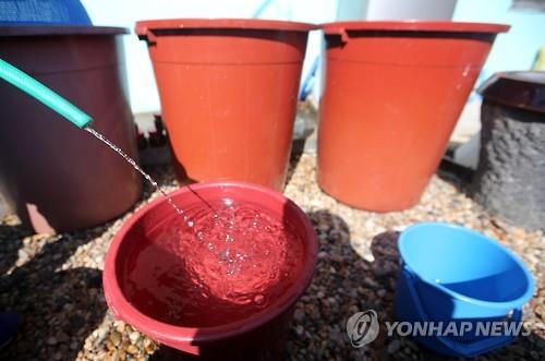 2015년 보령지역 제한 급수 전 수돗물을 받아 놓는 모습 [연합뉴스 자료사진]
