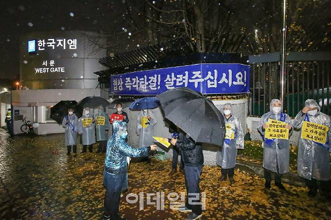 한국지엠 부품사 모임인 한국지엠협신회 관계자들이 19일 한국지엠 서문에서 ‘살려달라’는 호소문이 담긴 피켓을 들고 시위하고 있다. (사진=한국지엠협신회)