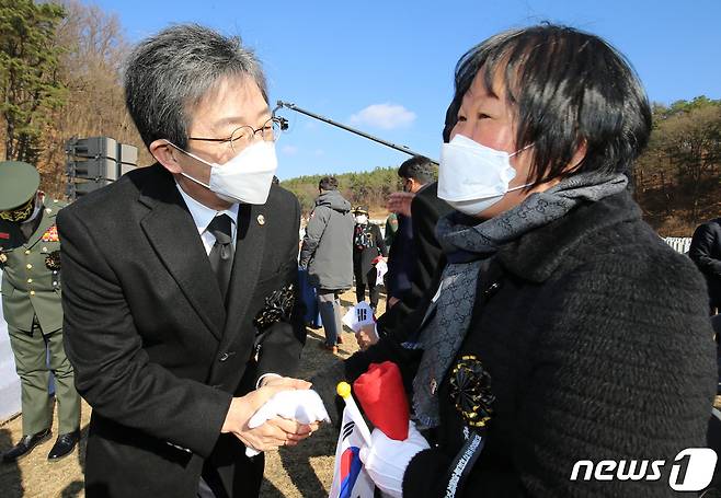 23일 오전 대전 유성구 국립대전현충원에서 열린 연평도 포격전 전투영웅 제10주기 추모식에서 유승민 전 미래통합당 의원이 유족을 위로하고 있다. 2020.11.23/뉴스1 © News1 김기태 기자
