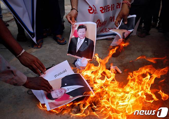 인도 아메다바드에서 주민들이 시진핑 중국 주석의 초상화를 불태우고 있다. © 로이터=뉴스1 © News1 박형기 기자