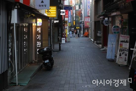 수도권 사회적 거리두기 2단계 격상을 하루 앞둔 23일 서울 중구 명동 거리가 코로나19 여파로 썰렁하다. /문호남 기자 munonam@