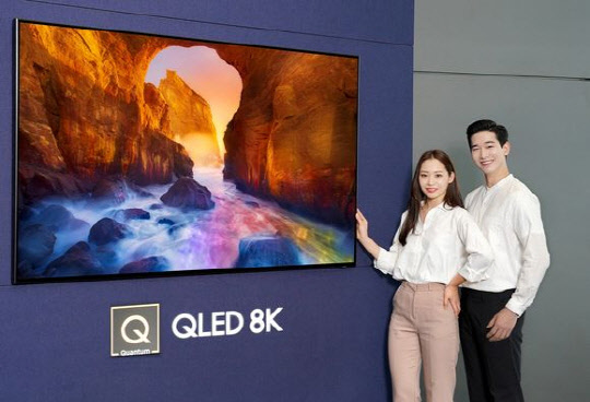 모델들이 삼성전자 2020년형 QLED TV를 소개하고 있다. <삼성전자 제공>