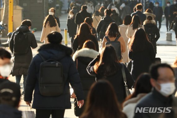 전국 대부분 지역의 체감온도가 영하권으로 떨어진 지난 23일 오전 서울 강남구 강남역 인근에서 시민들이 출근하고 있다. 뉴시스 제공