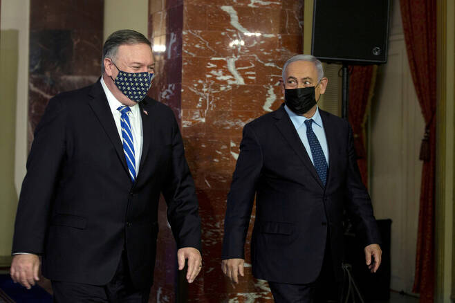 마이크 폼페이오(왼쪽) 미국 국무장관이 19일 예루살렘에서 베냐민 네타냐후 이스라엘 총리와 공동선언을 한 뒤 함께 걸어나가고 있다. 로이터 연합뉴스
