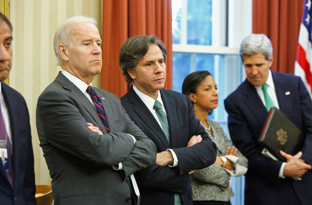 2013년 11월 미국 백악관에서 당시 조 바이든 부통령과 토니 블링컨(왼쪽에서 세번째) 백악관 국가안보 부부좌관이 버락 오바마 대통령의 기자회견을 지켜보고 있다. 워싱턴/로이터 연합뉴스