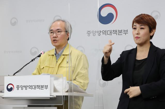 24일 충북 청주 질병관리본부에서 권준욱 중앙방역대책부본부장(국립보건연구원장)이 코로나19 국내 발생현황 등을 설명하고 있다. 청주=연합뉴스