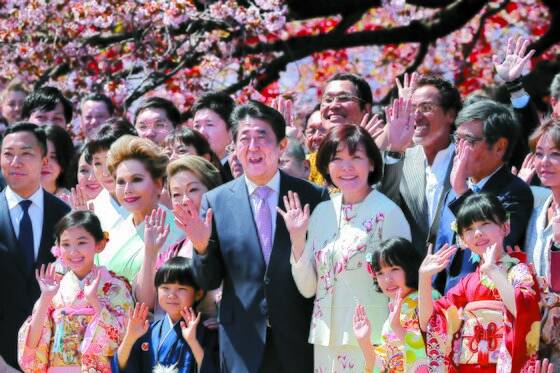지난해 4월 신주쿠교엔 (新宿御苑)에서 개최된 '벚꽃 보는 모임'. 아베 신조 일본 총리와 아키에 여사가 연예인 등과 함께 기념촬영을 하고 있다. [지지통신]