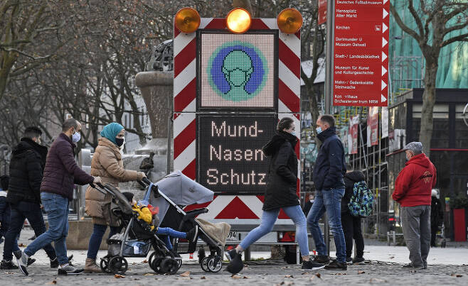 24일(현지시간) 독일 노르트라인베스트팔렌주 도르트문트의 쇼핑가에서 마스크를 쓴 시민들이 걷고 있다. 도르트문트｜AP연합뉴스