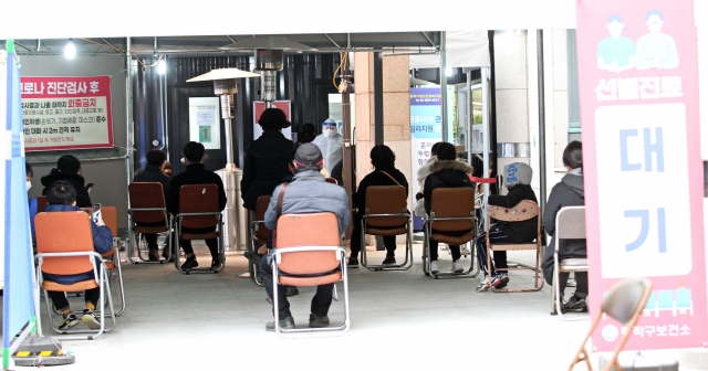 서울 동작구 주민들이 동작구보건소 선별진료소에서 검사를 기다리고 있다. 동작구 제공