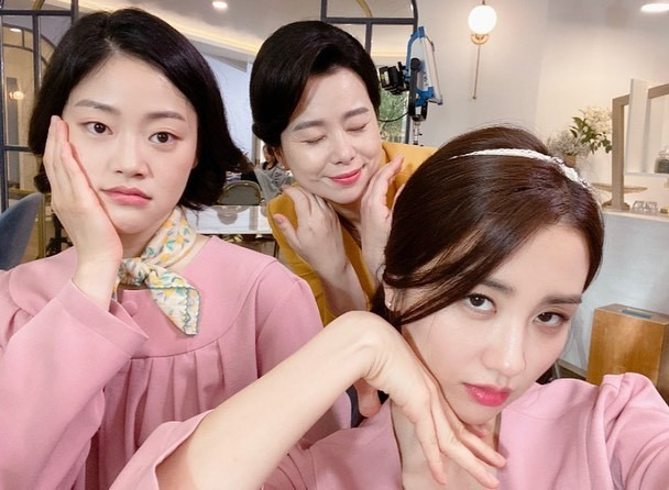 Actor Park Ha-sun expressed his regrets ahead of the last episode of tvN Postpartum care centers.The photos included Park Ha-sun and Postpartum care centers Actors.Park Ha-sun, wearing postpartum care suits, left a selfie with the motivations of the cooker, while boasting a two-shot with a courier Nam Yoon-soo and a chemistry.The behind-the-scenes footage of the postpartum care centers added to the end.Meanwhile, Postpartum care centers where Park Ha-sun is active will air today (24th).Park Jung-min on the news