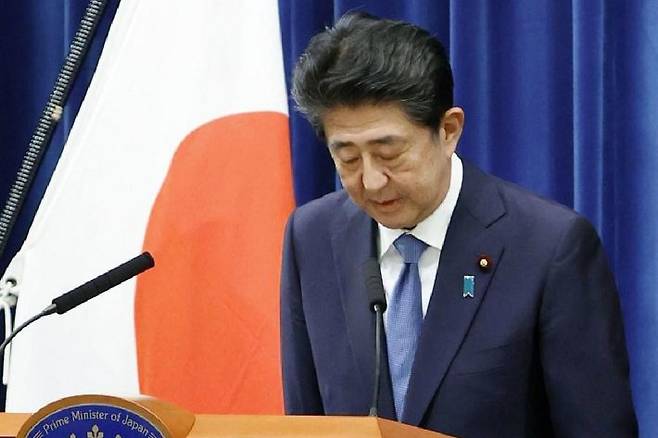 아베 신조(安倍晋三) 전 일본 총리가 기자회견에서 고개 숙여 인사하고 있다. (사진=연합뉴스/자료사진)