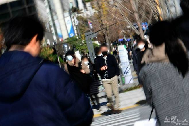 수도권 사회적 거리두기가 오는 24일부터 2단계로 격상되는 가운데 서울시는 23일 브리핑에서 연말까지 '천만시민 긴급 멈춤 기간'을 운영하기로 했다고 밝혔다. 서울시는 지난 8월 30일부터 9월 6일까지 '천만시민 멈춤 주간'을 운영한 바 있다.(사진=황진환 기자)