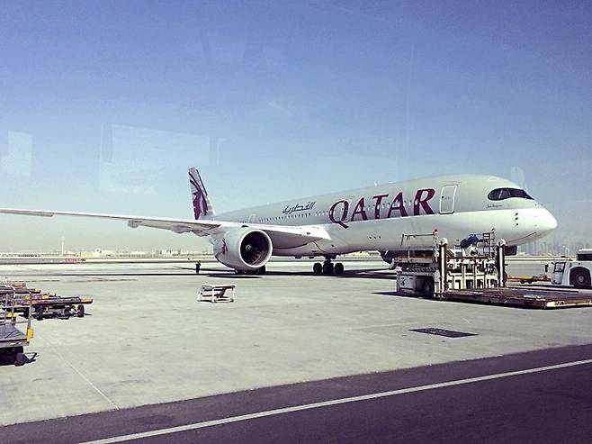 카타르 도하의 하마드공항에 세워진 카타르항공 여객기. AP연합뉴스