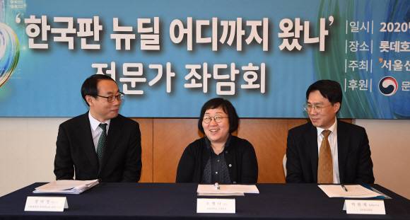 24일 서울 롯데호텔에서 서울신문 주최로 열린 ‘한국판 뉴딜 어디까지 왔나’ 전문가 좌담회에서 정덕영 기획재정부 한국판뉴딜 실무지원단 부단장(왼쪽부터), 오형나 경희대학교 국제학부 교수, 박원재 정보화진흥원 정책본부장이 대화를 하고 있다. 2020.11.24 오장환 기자 5zzang@seoul.co.kr