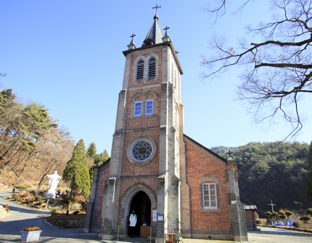 풍수원교회는 지난 1907년 국내에서 네번째로 세워진 성당이자 한국 신부가 지은 최초의 성당이다.