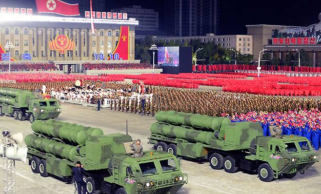 ⓒ평양 조선중앙통신10월10일 열병식에서 김정은 위원장은 ‘억제력으로 핵을 보유한다’라는 메시지를 남겼다.