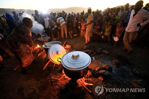 티그라이 사태로 수단 접경지에 온 에티오피아 난민들이 23일 식사를 기다리고 있다 [로이터=연합뉴스]