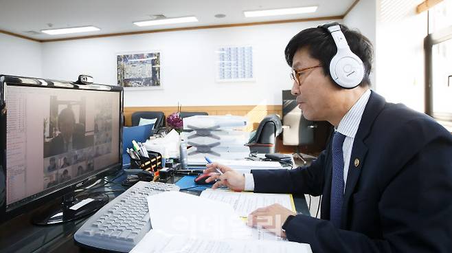 도규상 금융위 부위원장이 25일 서울 종로구 정부서울청사에서 금융산업 미래전망과 경쟁도 평가회의를 주재, 모두발언을 하고 있다.[사진=금융위원회 제공]