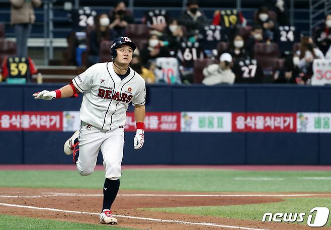 13일 오후 서울 구로구 고척스카이돔에서 열린 '2020 신한은행 SOL KBO 포스트시즌‘ 플레이오프 4차전 두산베어스와 kt위즈의 경기, 4회말 2사 2루 상황 두산 최주환이 투런홈런을 쏘아올린 뒤 세리머니를 하며 그라운드를 돌고 있다. 2020.11.13/뉴스1 © News1 이동해 기자