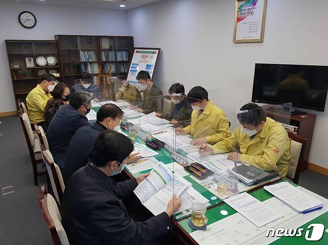 25일 전북도청에서는 '전북형 뉴딜-보건·복지 분야 뉴딜협의체' 첫 회의가 개최됐다.(전북도 제공)2020.11.25 /© 뉴스1