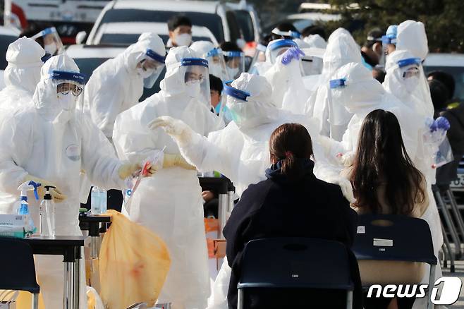 경기도 성남시 분당구청에 근무하는 공익근무자가 신종 코로나바이러스 감염증(코로나19) 확진 판정을 받아 직원들이 임시 선별진료소에서 전수 조사를 받고 있다. 2020.11.25/뉴스1 © News1 조태형 기자