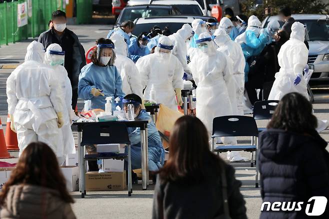 경기도 성남시 분당구청에 근무하는 공익근무자가 신종 코로나바이러스 감염증(코로나19) 확진 판정을 받아 임시 선별진료소에서 보건소 직원들이 전수 조사를 준비하고 있다. 2020.11.25/뉴스1 © News1 조태형 기자