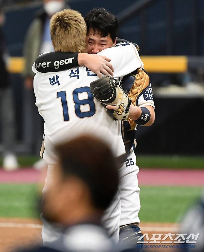 2020 KBO 리그 한국시리즈 6차전 두산 베어스와 NC 다이노스의 경기가 24일 고척스카이돔에서 열렸다. 한국시리즈 우승을 차지한 NC 다이노스 선수단이 우승의 기쁨을 함께하고 있다. 고척=박재만 기자 pjm@sportschosun.com/2020.11.24/