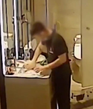 걸레로 객실 컵을 닦는 중국 고급호텔 직원. /웨이보 캡처