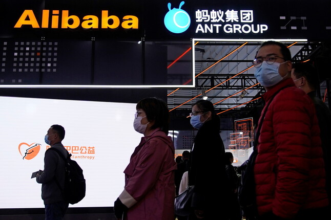 지난 23일 중국 저장성 우전에서 세계인터넷대회가 열리고 있는 가운데, 알리바바와 앤트그룹 로고가 보인다. 우전/로이터 연합뉴스