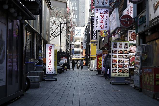 Seoul’s Myeongdong shopping district is relatively empty on Nov. 23. (Kim Hye-yun)